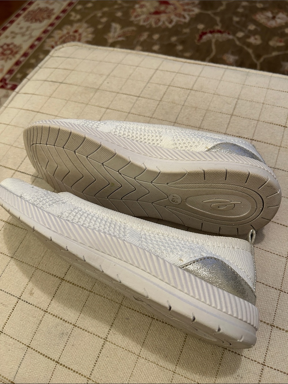 Easy Spirit Glitz White Slip-On Knit Flats - Picture 4 of 7